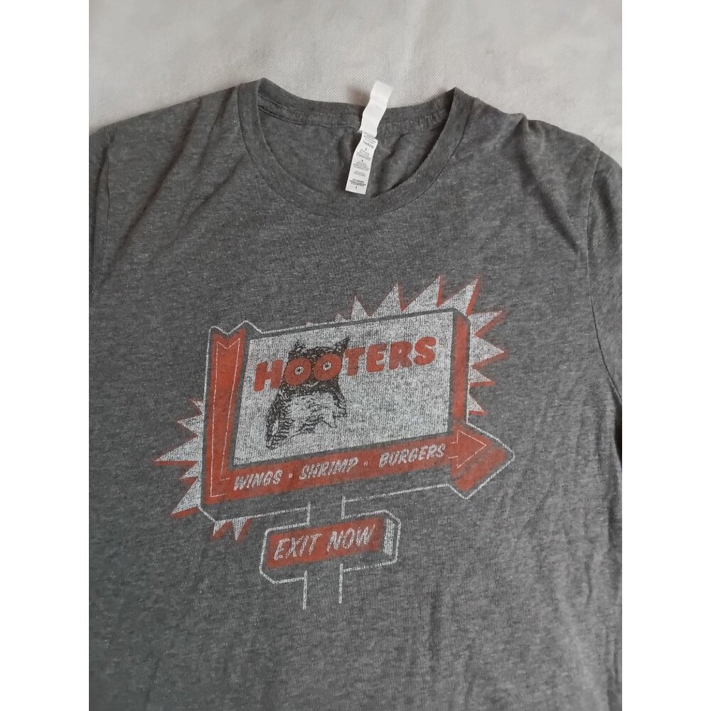 Hooters T-Shirt Wings Shrimp Burgers Large Cotton Polyester Blend - Picture 2 of 5